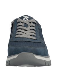 Sneaker da uomo blu navy con combinazione di pelle scamosciata liscia e tessuto strutturato, lacci grigi, chiusura a zip laterale e suola imbottita.