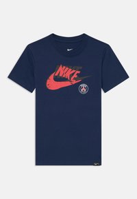 Námornícky bavlnený tričko s červeným logom Nike a gradientovými efektmi. Obsahuje malý emblem Paríža na hrudi. Krátke rukávy, okrúhly výstrih.