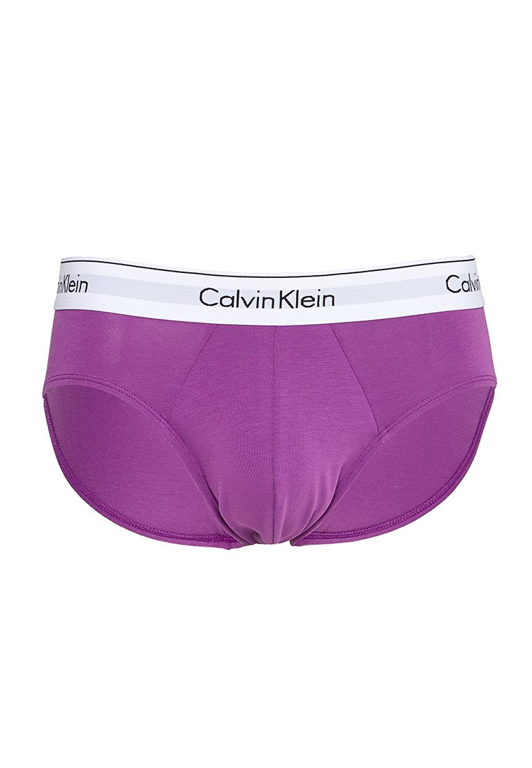 Bañador de algodón morado con una cinturilla blanca que presenta el logo de "Calvin Klein" en negro. Textura suave y diseño ajustado.