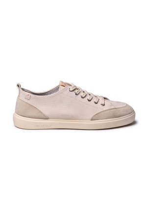 Zapatillas de lona beige con acentos de ante gris, diseño de cordones, punta redonda y suela texturizada. El interior presenta una tela a rayas azul y blanca.