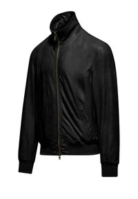 Giubbotto in pelle nera con colletto alto, chiusura a zip frontale e polsini a costine. Presenta tasche laterali e una texture liscia con un design moderno.