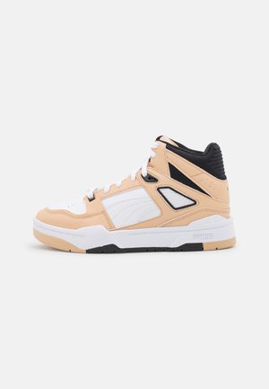 High-Top-Sneaker mit beigen, weißen und schwarzen Einsätzen, weißen Schnürsenkeln, perforierter Zehenpartie und dicker weißer Sohle mit strukturierter beiger Außensohle.