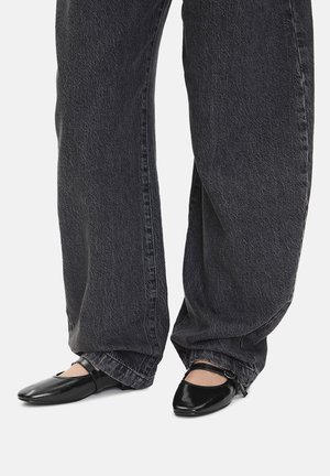 - Baleriny z zapięciem