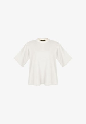 Biała, oversize'owa koszulka z krótkimi, szerokimi rękawami, okrągłym dekoltem i gładkim, lekkim materiałem. Bez widocznych wzorów ani akcentów.