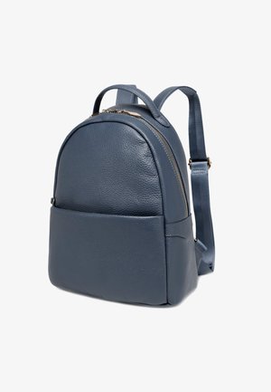 Blauwe leren rugzak met een ronde vorm, voorvak, ritssluiting aan de bovenkant en verstelbare banden. Textuur oppervlakte met minimale hardware.