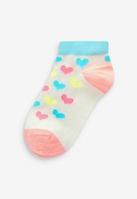 Chaussette de cheville multicolore avec une base crème clair ornée d'un motif de petits cœurs en rose, jaune et bleu ; accents de talon et de orteils en rose.