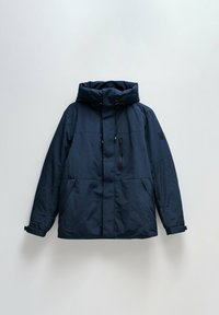 Veste matelassée bleu marine avec un col haut, une capuche à cordon de serrage réglable, une poche poitrine zippée et des poignets élastiques. Matériau léger, design minimaliste.