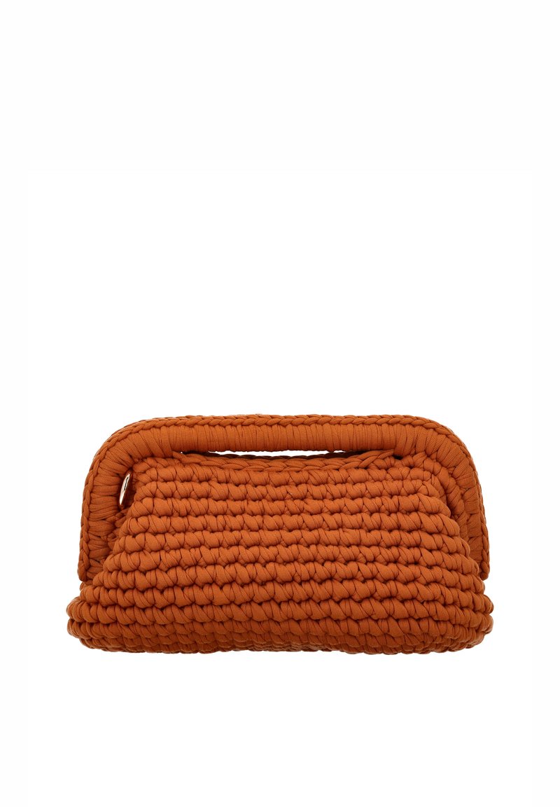 Texturált narancssárga borítéktáska fonott mintával, ívelt felső fogóval és puha, párnázott alakzattal.