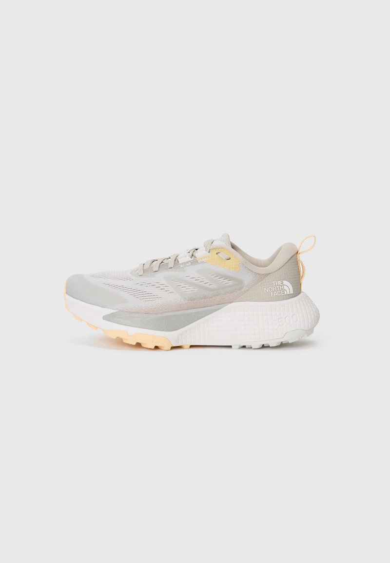 Chaussure de course légère en gris clair et jaune. Dotée d'une tige en mesh respirant, d'un semelle intermédiaire texturée et d'une semelle extérieure en caoutchouc robuste.