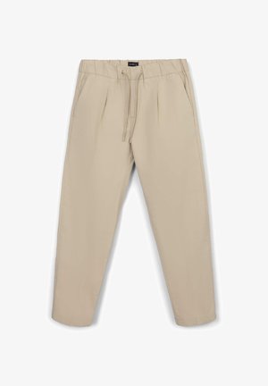 Pantaloni beige con una vestibilità comoda, vita elastica, chiusura con cordoncino e un tessuto liscio e leggero; presenta pieghe frontali e gambe affusolate.
