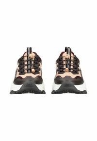 Zapatillas con una parte superior sintética negra y marrón, acentos de malla melocotón, una entresuela blanca gruesa, suela texturizada negra y cordones negros.