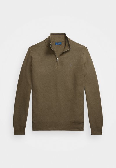 Sweater de malha castanho com colarinho de zíper até o quarto, apresentando um padrão texturizado e um pequeno logotipo no lado esquerdo do peito.