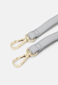 Cinturino in pelle grigia chiara con clip in metallo dorato, caratterizzato da una finitura testurizzata e dettagli di cucitura lungo i bordi.