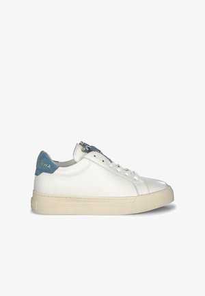 Baskets en cuir blanc avec un talon en daim bleu clair et des accents en métal argenté. Présente des bouts ronds, des lacets et une semelle en caoutchouc beige.