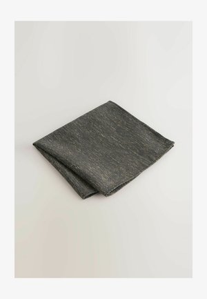 Sötétszürke hajtogatott szövet, amelynek texturált felülete van. Finom fényfoltok hozzák létre a mintázatot. Az élek gondosan varrottak, ami növeli a tartósságot.