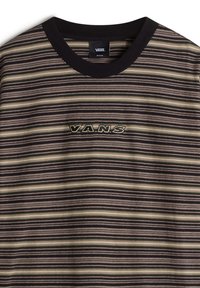 Camiseta de Vans a rayas en marrón oscuro, beige y verde. Cuenta con un cuello redondo negro y un logo bordado en dorado. La textura parece suave.
