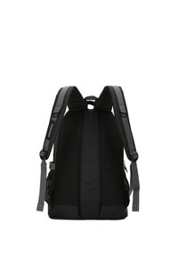 Sac à dos noir avec un dos rembourré en maille et des bretelles réglables. Dispose de poches latérales et d'un design épuré avec des accents de quincaillerie minimaux.