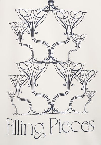 Σκούρο μπλε περίπλοκα σχέδια γραμμών που σχηματίζουν λουλουδένια μοτίβα σε λευκό φόντο, με το κείμενο "Filling Pieces" στο κάτω μέρος.