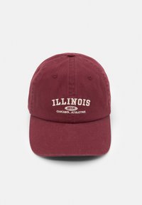 Burgundi színű baseball sapka, pamutból készült, ívelt napellenzővel. Fehér hímzett felirattal ellátva: "ILLINOIS" és "CHICAGO ATHLETICS."