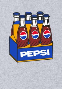 Sei bottiglie di vetro in stile vintage di Pepsi, contenute in un portabottiglie di cartone blu e giallo, con il logo Pepsi in rosso e blu.
