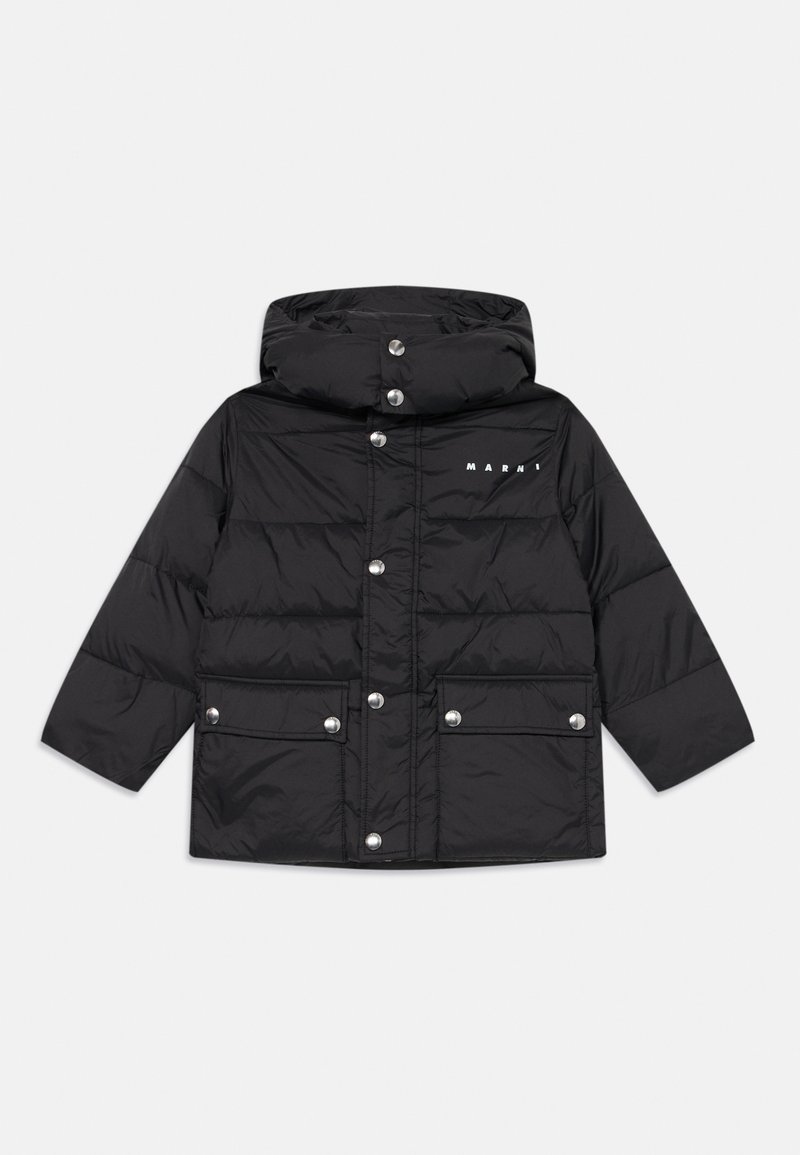 Juodas pūkuotas džemperis su kapuciu, su snapiniais mygtukais, dviem priekinėmis kišenėmis ir logotipu ant krūtinės, pagamintas iš blizgaus medžiagos.