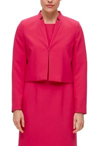 Geknipte roze jas met een hoge kraag, gemaakt van gladde stof. Bevat een ritssluiting aan de voorkant en lange mouwen, gecombineerd met een bijpassende jurk.