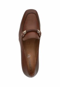 Chaussure en cuir marron à enfiler avec un embout carré, présentant une sangle tressée et des accents métalliques. Texture lisse, design minimaliste.