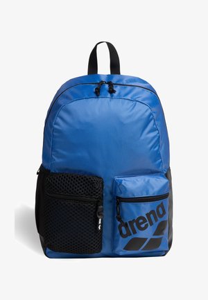 Mochila de nylon azul con detalles en negro, cuenta con dos bolsillos frontales con cremallera, un bolsillo lateral de malla y correas de hombro ajustables.