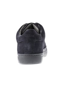 Baskets en suede marine avec un bout rond, semelle en caoutchouc texturé gris et couture minimale. Doublure intérieure douce pour le confort.