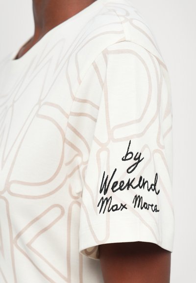 Krátký rukáv, krémové tričko s béžovým abstraktním vzorem a vyšitým logem "by Weekend Max Mara" na levém rukávu. Hladká textura.