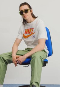 Nike Sportswear TEE SOLE RALLY  - Triko s potiskem - white