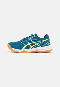 Modré a žluté sportovní boty ASICS Upcourt 4 s oranžovou podrážkou, síťovaným svrškem a šněrovacím designem, zobrazené v bočním profilu na bílém pozadí.