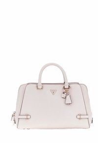 Borsa a mano sintetica bianca con design strutturato, manici superiori doppi, hardware dorato, logo triangolare e charm decorativi.