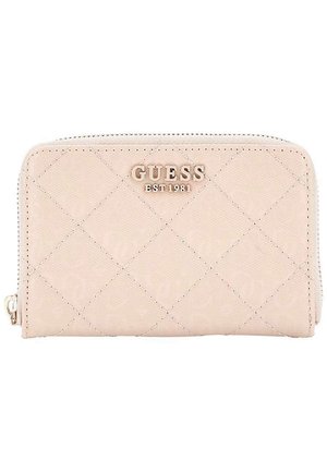 Portefeuille matelassé rose avec le logo argenté "GUESS EST 1981", fermeture éclair et finition textile lisse. Présente un motif en losange avec un branding subtil.