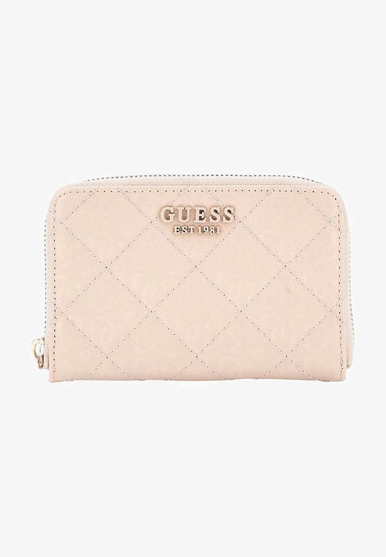 Portefeuille matelassé rose avec le logo argenté "GUESS EST 1981", fermeture éclair et finition textile lisse. Présente un motif en losange avec un branding subtil.