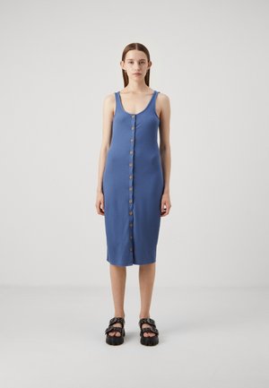 Blå ribbet midikjole med justerbare stropper og frontknaplukning, med en tettsittende design og glatt tekstur. Brukt med klumpete svarte sandaler.