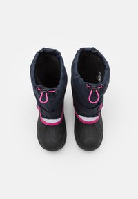 Navy vodotěsné boty s černými gumovými podrážkami, růžovými akcenty a stahovací šňůrkou nahoře. Obsahují polstrovaný interiér a nastavitelné poutko.