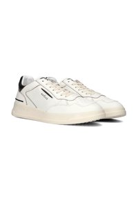 Witte leren sneakers met een gestructureerde afwerking, voorzien van zwarte accenten en contrasterende rubberen zolen. Inclusief veters en een zijritsdetail.