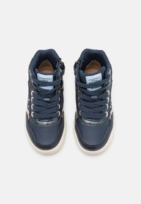 Mörkblå högskor med överdel i syntetläder, vadderad krage, vit sula och kontrasterande snören. Disney Frozen-märkning på etiketter.