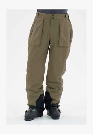 Oliivinvihreät lumihousut, jotka on valmistettu vedenpitävästä materiaalista. Niissä on sivutaskut, vetoketjulliset käsitaskut ja musta alaosa.