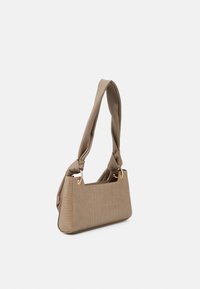 Beige käsilaukku, jossa on korostettu krokotiilinnahkakuosi, solmittu kangasolkaimen ja kullanväriset metalliosat; suorakulmainen muoto ja sileä pinta.