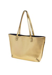 Sac fourre-tout doré avec une finition métallique lisse, doté de deux poignées solides, d'un intérieur sombre et de studs décoratifs aux coins.
