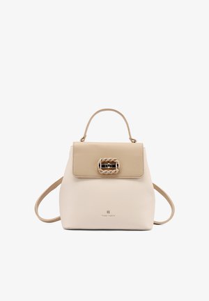 Borsa beige e crema con manico superiore, fibbia decorativa intrecciata sulla patta e sottili tracolle su sfondo bianco.