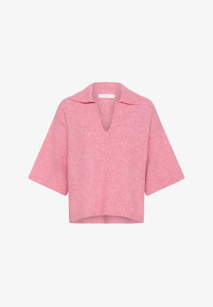 Roze trui met korte mouwen, brede kraag en diepe V-hals, gemaakt van zachte, gestructureerde gebreide stof, getoond op een witte achtergrond.