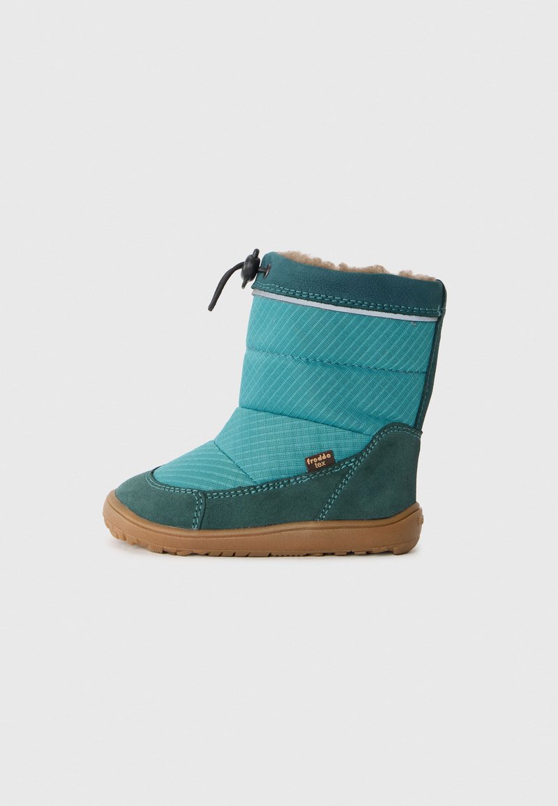 Stivale esterno color teal con motivo trapuntato e finitura simile alla suede. Suola in gomma, chiusura con cordoncino e fodera interna morbida.