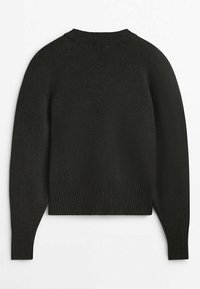 Pull en maille gris charbon foncé à manches longues, col rond côtelé, poignets et ourlet, posé à plat sur fond blanc.