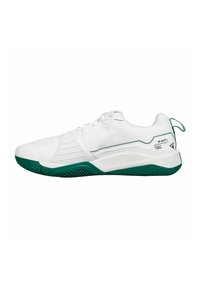 Weißer Sportschuh mit strukturiertem Obermaterial aus Mesh, grünen Akzenten und gepolstertem Sohlen. Besitzt ein aerodynamisches Design und eine verstärkte Zehenpartie.