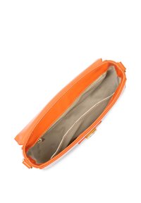 Borsa a pochette in pelle verniciata arancione con superficie liscia, accessori in oro e interni foderati che presentano due scomparti e una tasca con zip.
