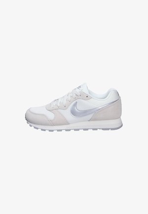 Chaussure de course Nike blanche et gris clair avec des panneaux en mesh et en daim, logo swoosh argenté, et semelle en caoutchouc texturée, vue de côté.