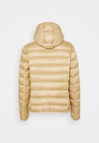 Gewatteerd gouden jack met capuchon, voorzien van horizontale doorgestikte lijnen, een gladde textuur en een logodetail aan de linker zoom.